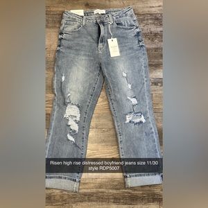 Risen high rise distressed boyfriend jeans size 11/30
style RDP5007